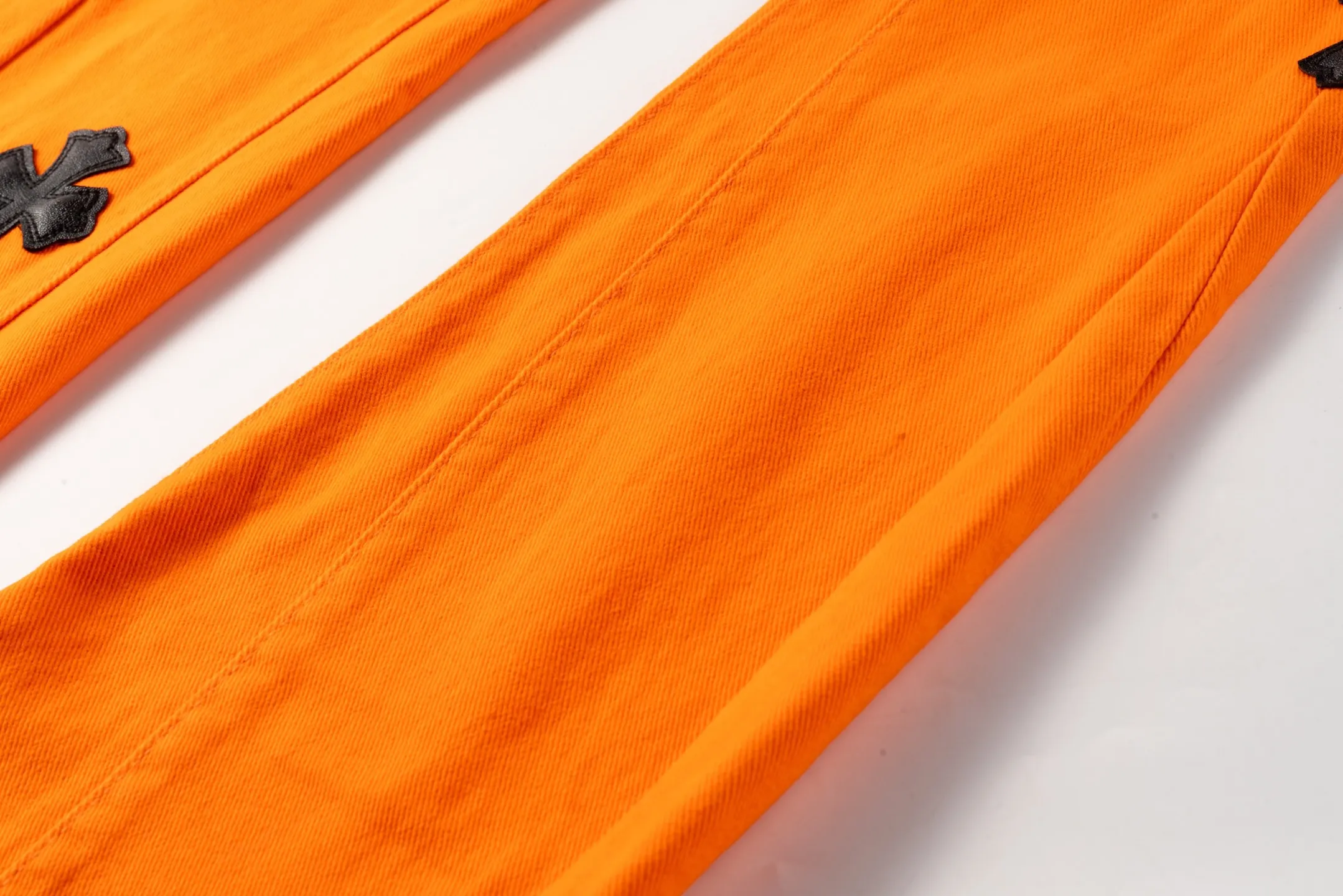P240 Chrome Hearts/CH Chrome Hearts Virgil co-branded limited edition orange black leather cowboy bootcut jeans (orange) Chrome Hearts co-branded jeans are really amazing! 🔥 As a jeans lover, I am amazed by its workmanship and details! Same style for men and women, must-have Cow King Style No.: 1707# Color: Orange Size: 28 30 32 34 (S-XL)
